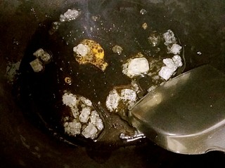 5、肉夹馍,小火，冰糖入锅，不挺搅拌，直至冰糖全部融化，成焦糖色，不要炒过了，会苦的！