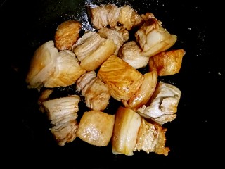 6、肉夹馍,把空好水的肉倒入锅中均匀翻炒，让每一块肉肉均匀炒上焦糖色。