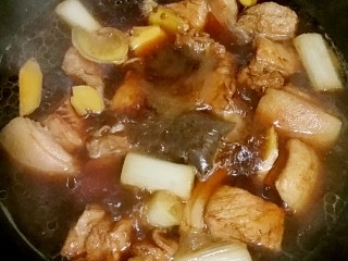 8、肉夹馍,加入适量的味达美酱油和老抽酱油，并加入适量的热水（切记这步不要加冷水，要不炒色的肉遇冷水收缩，肉质会发硬发死，不好吃），同时放一个炖肉料包，大火煮开后，转小火加盖慢炖1个小时。