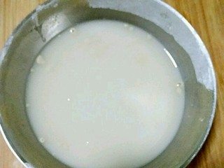 9、肉夹馍,趁炖肉的空，来和发面哈。用温水把酵母粉冲开。