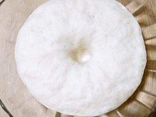 12、肉夹馍,待和好的发面醒发至原来的两倍大，按窝不回弹时，就是醒发好了。