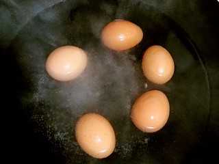 13、肉夹馍,炖肉的同时还可以煮几个鸡蛋和肉一起卤上。