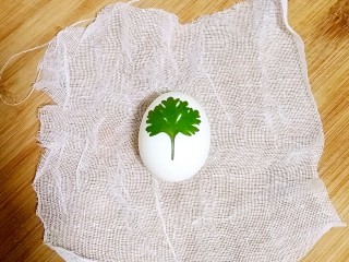 14、肉夹馍,煮好的鸡蛋，剥皮，香菜贴花