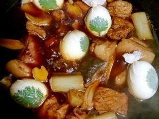 16、肉夹馍,肉肉炖了一个小时的时候，把包好的鸡蛋放进肉肉里一起跟着咕嘟咕嘟。这个时候就可以放适量盐和鸡精了，盐不要早放！