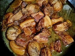 17、肉夹馍,继续加盖小火焖炖30-40分钟左右，时间根据情况，看肉质软糯就可以了，时间不要过长，（时间长了肥肉就烂糊在锅里就不好了）