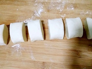 18、肉夹馍,发面取出排气后，分割成大小合适的面剂。