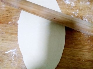 19、肉夹馍,将面剂擀成牛舌状。