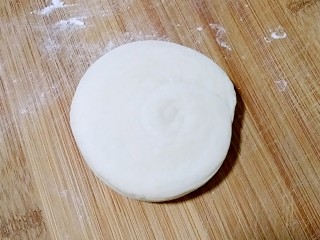 21、肉夹馍,压扁，擀成合适的面饼。放置醒发15分钟。