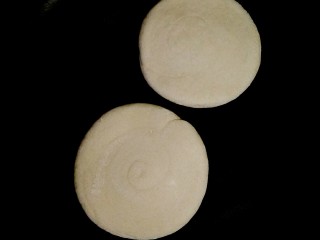 22、肉夹馍,面饼放入平底锅，加盖小火慢慢烙。