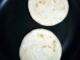 23、肉夹馍,注意翻面，继续小火加盖，慢慢烙熟。