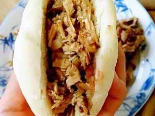 26、肉夹馍,把烙好的酥脆馍劈开，把剁好的肉肉夹进去，再往里面浇上两勺卤肉的腊汁，那一口下去，才叫一个香。