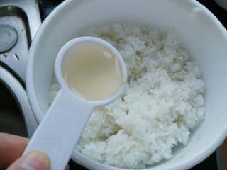 1、≈肉松寿司≈,米饭蒸好后晾凉，按比例（10:1）加入寿司醋，拌均匀