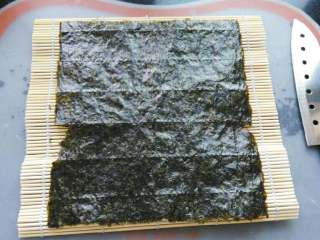 2、≈肉松寿司≈,竹帘上放上一片海苔