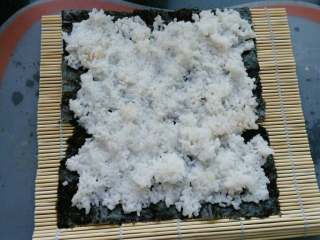 3、≈肉松寿司≈,铺上米饭