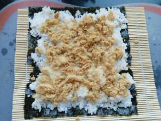 4、≈肉松寿司≈,撒上肉松