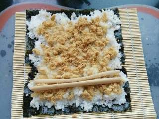 5、≈肉松寿司≈,还可以根据个人喜欢放上火腿肠等等