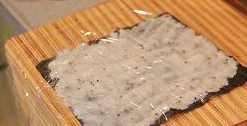 4、柴鱼花金枪鱼翻转寿司,在米饭上盖上保鲜膜