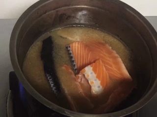 1、日式鲑鱼松,把水、酒、味淋、味增，搅拌均匀。把三文鱼放入。