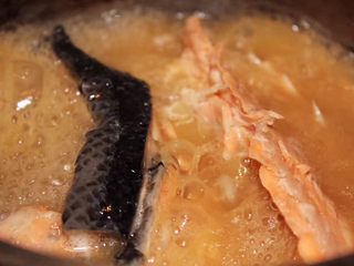 2、日式鲑鱼松,沸腾之后再煮7、8分钟。