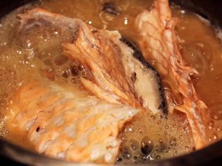 3、日式鲑鱼松,基本颜色也很深，然后也很浓稠啦。关火。盖上厨房纸巾。然后，静置一小时。