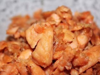 4、日式鲑鱼松,鱼肉手工剔骨。这个很重要，要小心翼翼哦，特别是给小盆友吃的话。