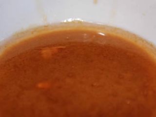 5、日式鲑鱼松,滤干净肉和骨头，只剩下汤。汤也很有用，后面说到。