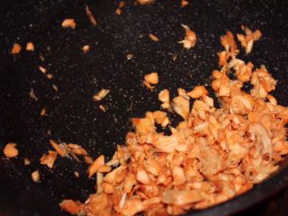 6、日式鲑鱼松,剃干净骨头的肉，找个平底锅，加上麻油和白芝麻、糖，白酱油，炒。白芝麻一定要选择烘烤过的，正常白芝麻自己小火干烘烤下哦！