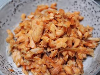 7、日式鲑鱼松,烘烤到水分差不多都干了，盛出来。