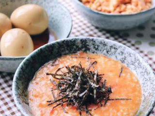 13、日式鲑鱼松,刚刚说的鱼油，加上蕃茄丁同煮可以烧成鲑鱼番茄粥！也很好吃的！