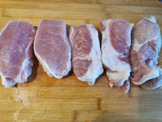 1、蜜汁叉烧肉（烤箱版）,里脊和梅肉分别洗干净，用厨房纸吸干水分，切成长条