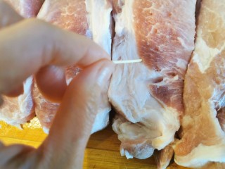 2、蜜汁叉烧肉（烤箱版）,厨房纸吸去水份，用牙签戳很多小洞以便入味