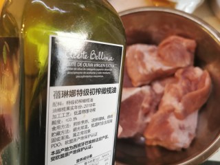 3、蜜汁叉烧肉（烤箱版）,加入橄榄油少许，锁住水分不流失