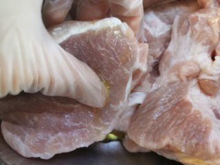 4、蜜汁叉烧肉（烤箱版）,戴一次性手套抓匀