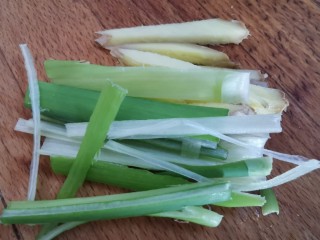 5、蜜汁叉烧肉（烤箱版）,葱姜切丝