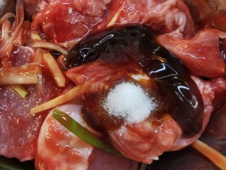 9、蜜汁叉烧肉（烤箱版）,加入一勺盐