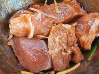 11、蜜汁叉烧肉（烤箱版）,戴一次性手套抓均匀