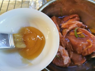 13、蜜汁叉烧肉（烤箱版）,准备一勺蜂蜜