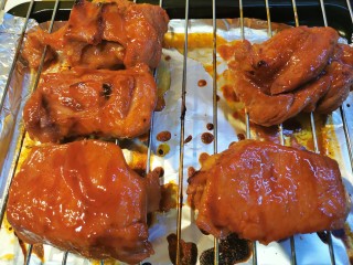17、蜜汁叉烧肉（烤箱版）,取出来再刷一遍酱汁和蜂蜜