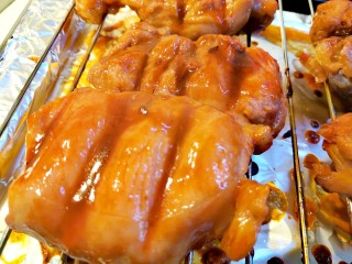 19、蜜汁叉烧肉（烤箱版）,取出来再刷一遍酱汁和蜂蜜
