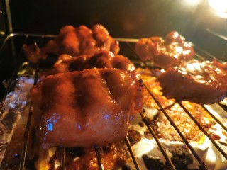 20、蜜汁叉烧肉（烤箱版）,继续烤20分钟