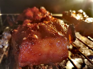 21、蜜汁叉烧肉（烤箱版）,滋滋冒油哦，中间可以多翻几次，整体一共烤一小时左右