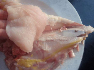 2、鸡腿的新吃法，你一定没试过，又香又好吃,按它原来的纹路，把鸡腿和鸡胸肉分开