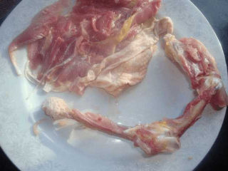 3、鸡腿的新吃法，你一定没试过，又香又好吃,用厨房剪刀把鸡胸肉和骨头分离，鸡胸肉分开