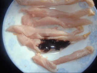 4、鸡腿的新吃法，你一定没试过，又香又好吃,腌制鸡胸肉。一勺老抽，少许盐，少许生粉抓匀