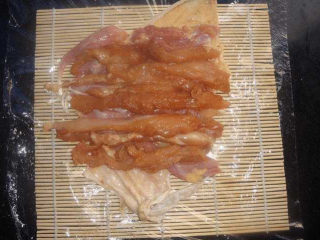 5、鸡腿的新吃法，你一定没试过，又香又好吃,鸡腿也要和鸡骨头分开，鸡腿也用同样方法腌制会，这个期间可以去准备要煎的酱汁。一勺老抽，一勺白糖（可以用蜂蜜代替），盐少许，味精少许。