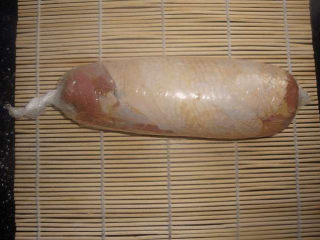 7、鸡腿的新吃法，你一定没试过，又香又好吃,然后就和包寿司一样，卷起来，把里面的空气都挤掉，然后卷结实，一定要狠紧