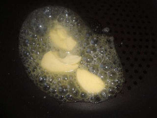 8、鸡腿的新吃法，你一定没试过，又香又好吃,把保鲜膜两边拧紧，把包结实的鸡肉卷上锅,10分钟左右。黄油下锅，开小火（煎锅里放黄油，没有的话可以用色拉油代替）