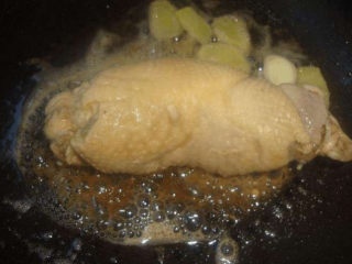 9、鸡腿的新吃法，你一定没试过，又香又好吃,然后放入姜蒜片，爆香后，下鸡腿卷，煎。