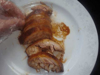 11、鸡腿的新吃法，你一定没试过，又香又好吃,带上一次性手套，开始切，刀一定要快，切的时候也要快，可以用斩的