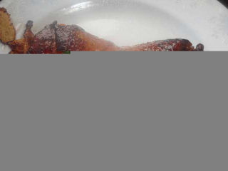 10、鸡腿的新吃法，你一定没试过，又香又好吃,事先调好的酱汁，在快收干的时候 放胡椒粉，椒盐等，整个圈都要煎到金黄，盛出煎好的鸡腿卷。